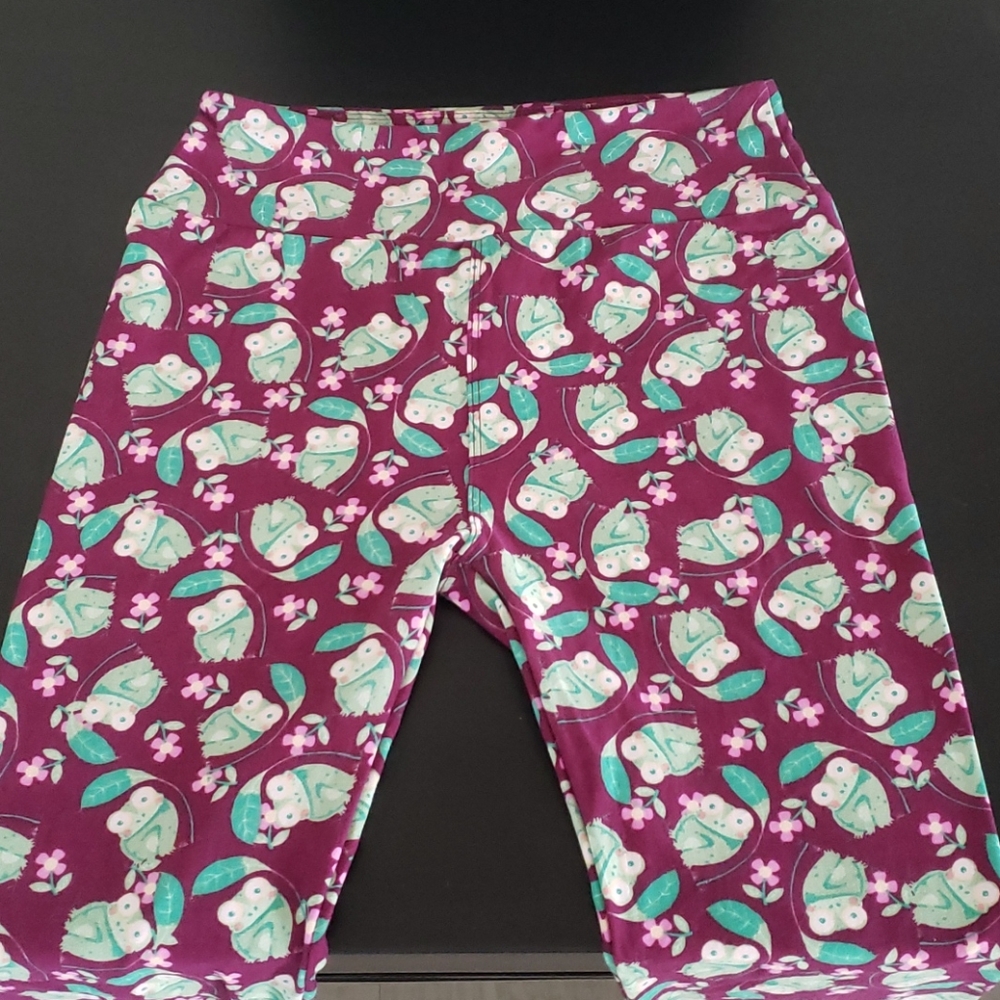 LulaRoe OS leggings. 🐸 frogs and flowers.